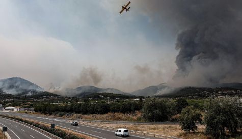 Un hidroavión sobrevuela la autovía A-7 tras realizar una descarga de agua en Betxí en el frente del incendio declarado este sábado en la Vall d'Uixó. Un hidroavión sobrevuela la autovía A-7 tras realizar una descarga de agua en Betxí en el frente del incendio declarado este sábado en la Vall d'Uixó.
