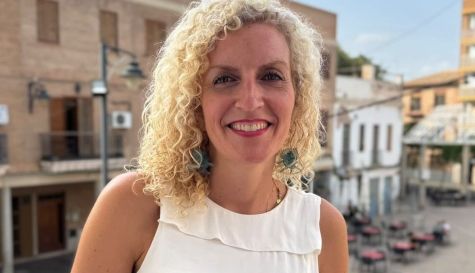 L'alcaldessa de Meliana, Trini Montañana, al balcó de l'Ajuntament de la seua localitat.