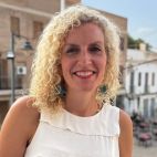 L'alcaldessa de Meliana, Trini Montañana, al balcó de l'Ajuntament de la seua localitat.