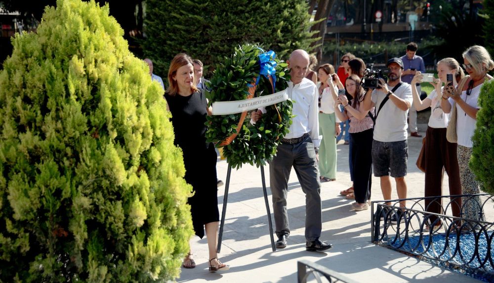El Ayuntamiento de València deposita una corona de laurel en la estatua de Jaume I con motivo del 750 aniversario de su fallecimiento. / EFE-Ajuntament de València