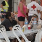 Dos personas evacuadas en el pabellón habilitado en Nules. / EFE-Manuel Bruque