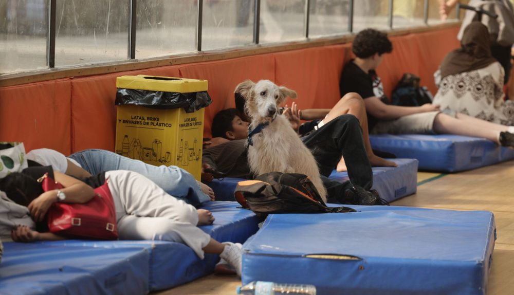Varios vecinos desalojados descansan en el albergue instalado en un pabellón de Nules. / EFE-Manuel Bruque