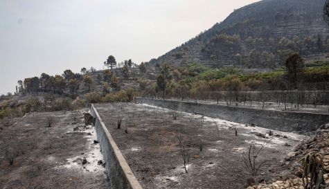 Vista general de los montes y bancales que rodean el pueblo de La Vilavella (Castellón), uno de los municipios desalojados por el incendio declarado el pasado sábado en la Vall d'Uixó (Castellón).
