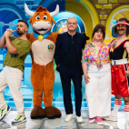El equipo de presentadores de 'Grand Prix', junto a la mascota del programa, en el plató de La 1.  RTVE