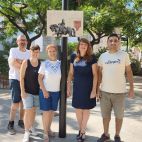 Membres de Compromís a Sagunt amb la placa instal·lada pel 750 aniversari de la mort del rei Jaume I.