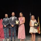 Empar Ríos i Maria Pozuelo reben les pintes oficials de l’Ajuntament de Sagunt