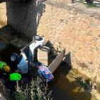 Estado en el que quedó el carrito de golf tras caer desde un puente en Rojales.