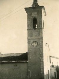 La iglesia parroquial de Santa Bárbara de Casinos en una fotografía tomada en 1966.
