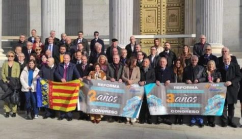 Representantes municipales y sociales, con la bandera de la Comunitat Valenciana, reclaman ante el Congreso de los Diputados el desbloqueo de la reforma del Derecho Civil Valenciano. / EPDA