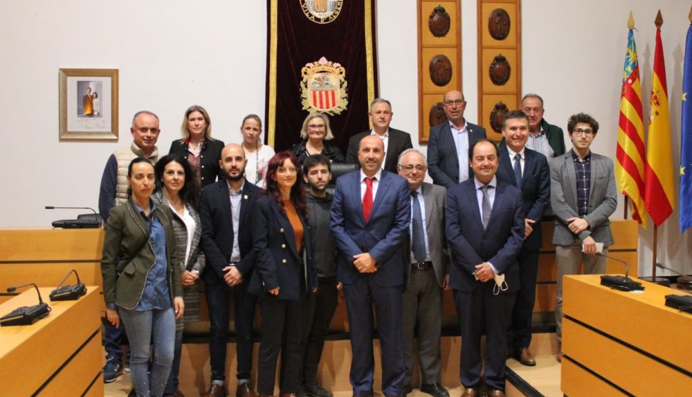 Representantes municipales posan en el salón de plenos durante uno de los actos institucionales celebrados en apoyo a la recuperación del Derecho Civil Valenciano. / EPDA