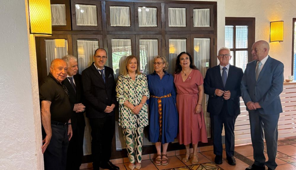 Autoridades y asistentes durante el almuerzo de hermandad celebrado tras el acto en el Puig.