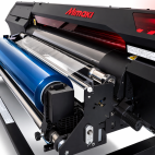 Impresora UV con rollo de film para la aplicación de la técnica DTF UV sobre superficies rígidas.