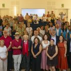 Autoridades y vecinos, durante la presentación del proyecto 'Caminos de Bienestar y Salud Pública' en el auditorio municipal de Tuéjar. / Diputació de València