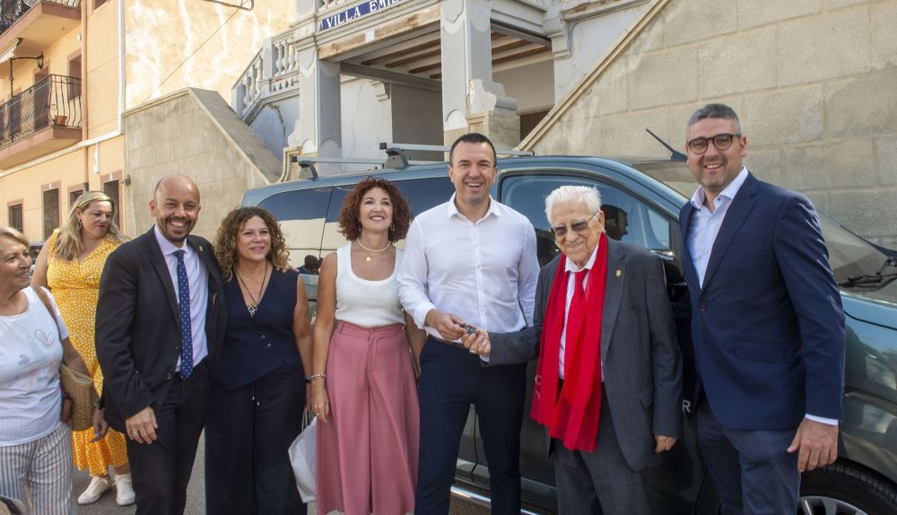 El presidente de la Diputació, Vicent Mompó, entrega las llaves de la unidad móvil al Padre Ángel, fundador de Mensajeros de la Paz. / Diputació de València El presidente de la Diputació, Vicent Mompó, entrega las llaves de la unidad móvil al Padre Ángel, fundador de Mensajeros de la Paz. / Diputació de València