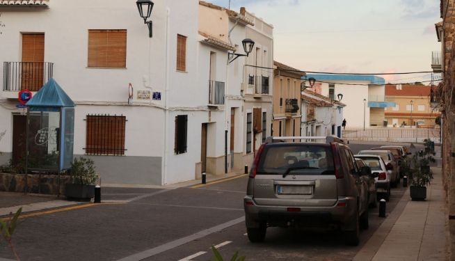 Vehículos en una calle de Alfara de la Baronia. Vehículos en una calle de Alfara de la Baronia.