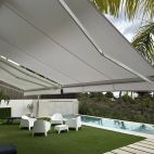 Levante, salinidad y sol: por qué un toldo no dura lo mismo en la costa de Alicante que en el interior.