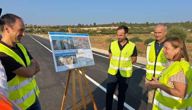 La diputada de Carreteras, Reme Mazzolari, durante su visita al nuevo trazado de la CV-383 entre Cheste y Loriguilla. La diputada de Carreteras, Reme Mazzolari, durante su visita al nuevo trazado de la CV-383 entre Cheste y Loriguilla.