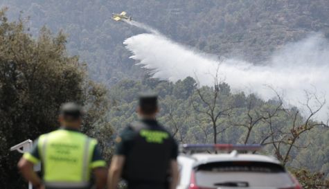 Un hidroavión realizaba este miércoles una descarga de agua en los alrededores de la ermita de Santa Bárbara en Onda (Castellón), durante la quinta jornada de lucha contra el fuego en la Vall d'Uixó (Castellón).