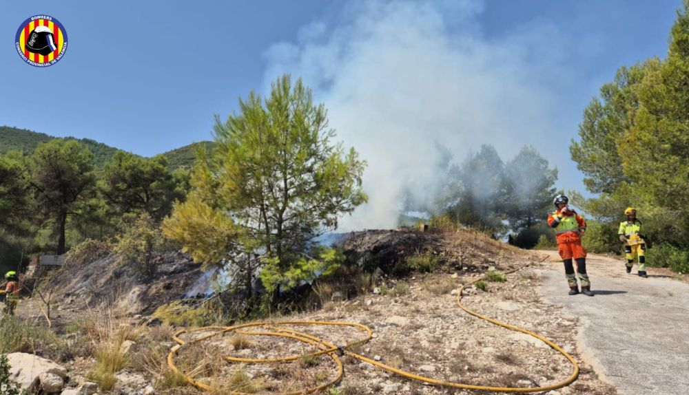 Efectivos del Consorci Provincial de Bombers trabajan en las labores de extinción del incendio. / Consorci Provincial de Bombers de València