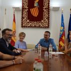 La consellera Marián Cano i el director general de Turisme, Israel Martínez, durant la visita a Canals amb l’equip de govern municipal. / EPDA