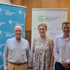 Representantes de la Fundació Caixa Rural Torrent y la Asociación Española Contra el Cáncer, durante la firma del convenio de colaboración. / Caixa Rural Torrent