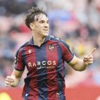 El delantero del Levante Carlos Espi celebra un gol. El delantero del Levante Carlos Espi celebra un gol.