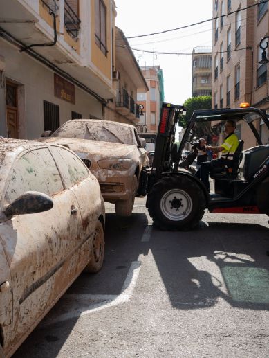 Aldaia treu els últims cotxes atrapats per la dana