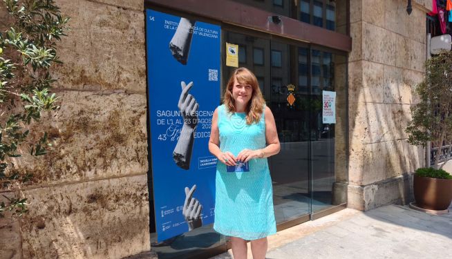 La portaveu de Compromís a Sagunt, Maria Josep Picó, amb el cartell del Sagunt a Escena 2026.