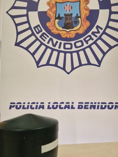 La urna con cenizas encontrada en la taquilla de un supermercado de Benidorm. / EFE-Policía Local de Benidorm La urna con cenizas encontrada en la taquilla de un supermercado de Benidorm. / EFE-Policía Local de Benidorm