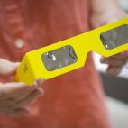 Gafas certificadas para observar el eclipse solar del 12 de agosto. / EFE-Enric Fontcuberta