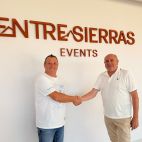Miguel Gil y Kike Peris sellan con un apretón de manos el nacimiento de EntreSierras Events. / EntreSierras
