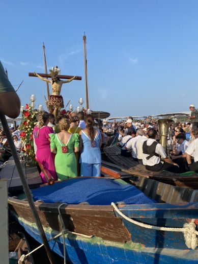 La imagen del Santísimo Cristo de la Salud, a bordo de la barca, durante la procesión por las aguas de la Albufera La imagen del Santísimo Cristo de la Salud, a bordo de la barca, durante la procesión por las aguas de la Albufera