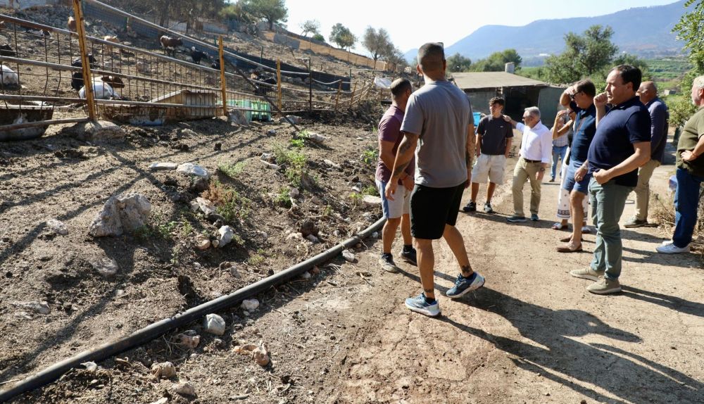 Vecinos y responsables políticos visitan una explotación ganadera afectada por el incendio de la Vall d'Uixó, en la comarca de la Plana Baixa. / EFE-Generalitat Valenciana Vecinos y responsables políticos visitan una explotación ganadera afectada por el incendio de la Vall d'Uixó, en la comarca de la Plana Baixa. / EFE-Generalitat Valenciana