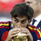 El delantero valenciano Ferran Torres besa el trofeo de campeón del Mundial 2026. / EFE-Archivo