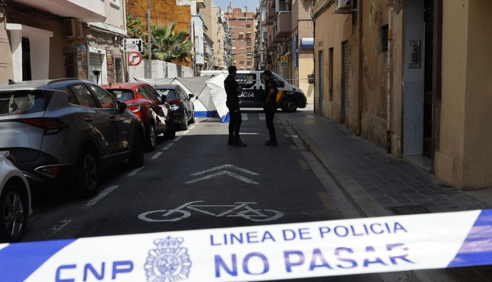 Zona acordonada donde un hombre de 62 años ha matado este miércoles a un joven de 20 años en un local de Valencia. / EFE-Ana Escobar Zona acordonada donde un hombre de 62 años ha matado este miércoles a un joven de 20 años en un local de Valencia. / EFE-Ana Escobar