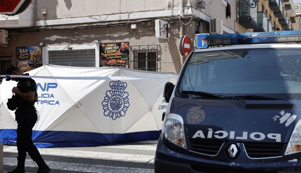 Policía Nacional en el lugar donde un hombre de 62 años ha matado este miércoles a un joven de 20 años en un local de Valencia. / EFE-Ana Escobar Policía Nacional en el lugar donde un hombre de 62 años ha matado este miércoles a un joven de 20 años en un local de Valencia. / EFE-Ana Escobar