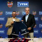 Pablo Sánchez y Carlos Haba muestran la equipación del Levante UD tras renovar el patrocinio de JYSK hasta 2028.