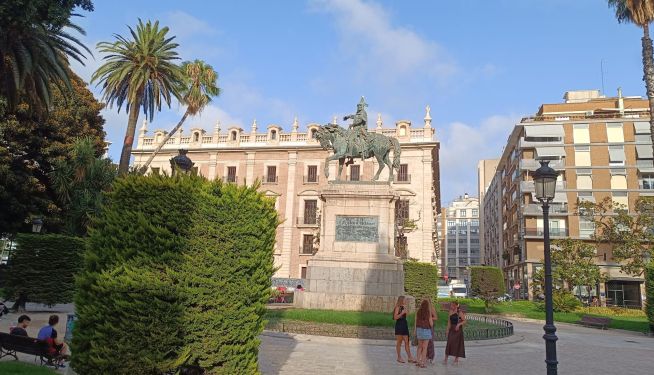 La estatua ecuestre de Jaume I en el Parterre.