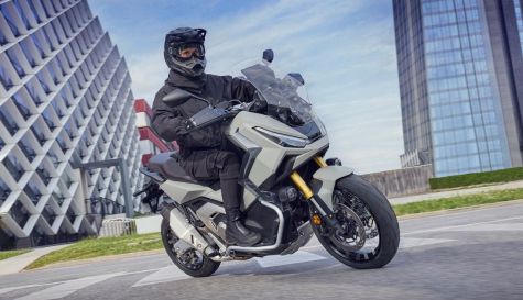 La Honda X-ADV 750 destaca por su diseño crossover y su capacidad para desenvolverse con soltura tanto en ciudad como en carretera y pistas sencillas.
