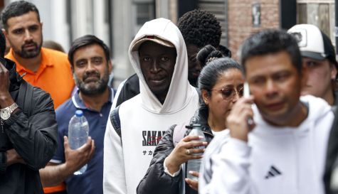 Decenas de personas hacen cola a las puertas de la Oficiana de Atención a la Ciudadanía en Elche para presentar documentación dentro de su proceso de regularización. / EFE-Pablo Miranzo-Archivo