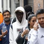 Decenas de personas hacen cola a las puertas de la Oficiana de Atención a la Ciudadanía en Elche para presentar documentación dentro de su proceso de regularización. / EFE-Pablo Miranzo-Archivo