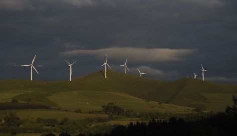 Imagen de archivo de molinos de viento. / EFE-Eliseo Trigo