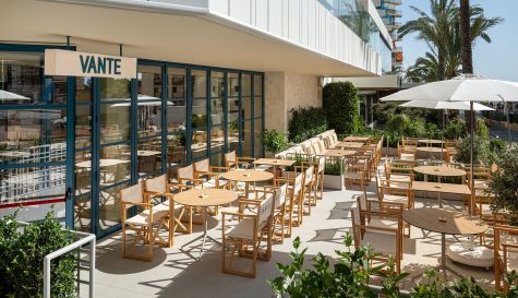 Terraza exterior de VANTE Urban Café, ubicado en el Hotel Port Benidorm. / Port Hotels