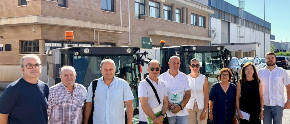 Representants de l'entitat i les dues escombradores adquirides per la Mancomunitat l’Horta Nord. Representants de l'entitat i les dues escombradores adquirides per la Mancomunitat l’Horta Nord.