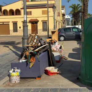 Trastos i estris acumulats a la localitat d’Albalat dels Sorells. Trastos i estris acumulats a la localitat d’Albalat dels Sorells.