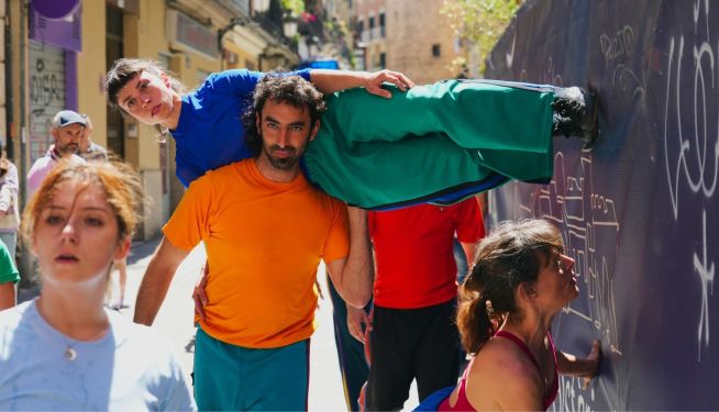 La secció ‘Off Romà’ completa l’agenda del dia amb la dansa a l’aire lliure de la companyia Fil d’Arena en el pantalà del Port de Sagunt. La secció ‘Off Romà’ completa l’agenda del dia amb la dansa a l’aire lliure de la companyia Fil d’Arena en el pantalà del Port de Sagunt.