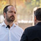 El alcalde Guillermo Luján durante la entrevista concedida a El Periódico de Aquí junto a La Saleta. El alcalde Guillermo Luján durante la entrevista concedida a El Periódico de Aquí junto a La Saleta.