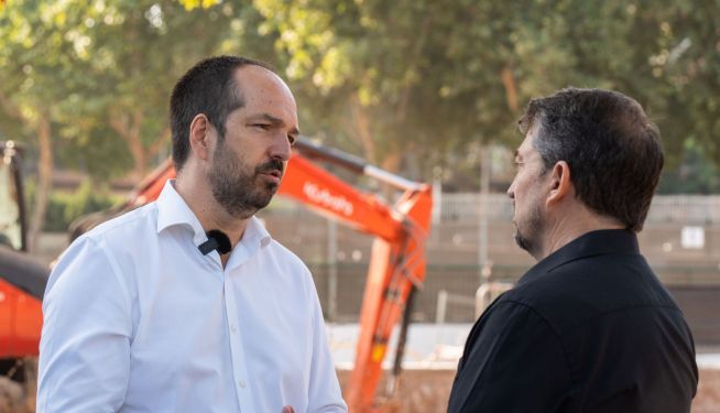 Guillermo Luján y Pere Valenciano conversan con las obras del barranco al fondo. Guillermo Luján y Pere Valenciano conversan con las obras del barranco al fondo.