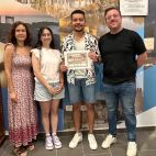 Representants municipals durant l'entrega del diploma a Luis Rafael Cuisman Moreno, guanyador del primer premi del certamen "El meu racó favorit de Nules". / Ajuntament de Nules
