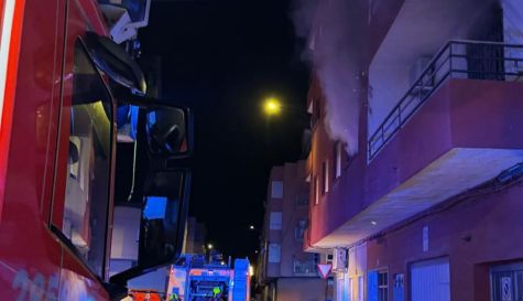 Els bombers treballen en l’extinció de l’incendi registrat en un habitatge del carrer Andrés Montalva d’Alberic.